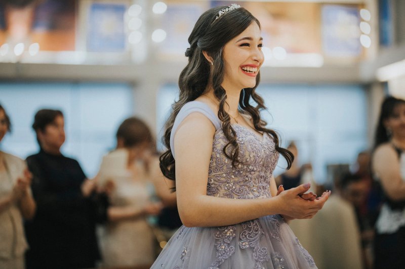 pelo suelto peinados para quinceaneras con corona 8e07ad111